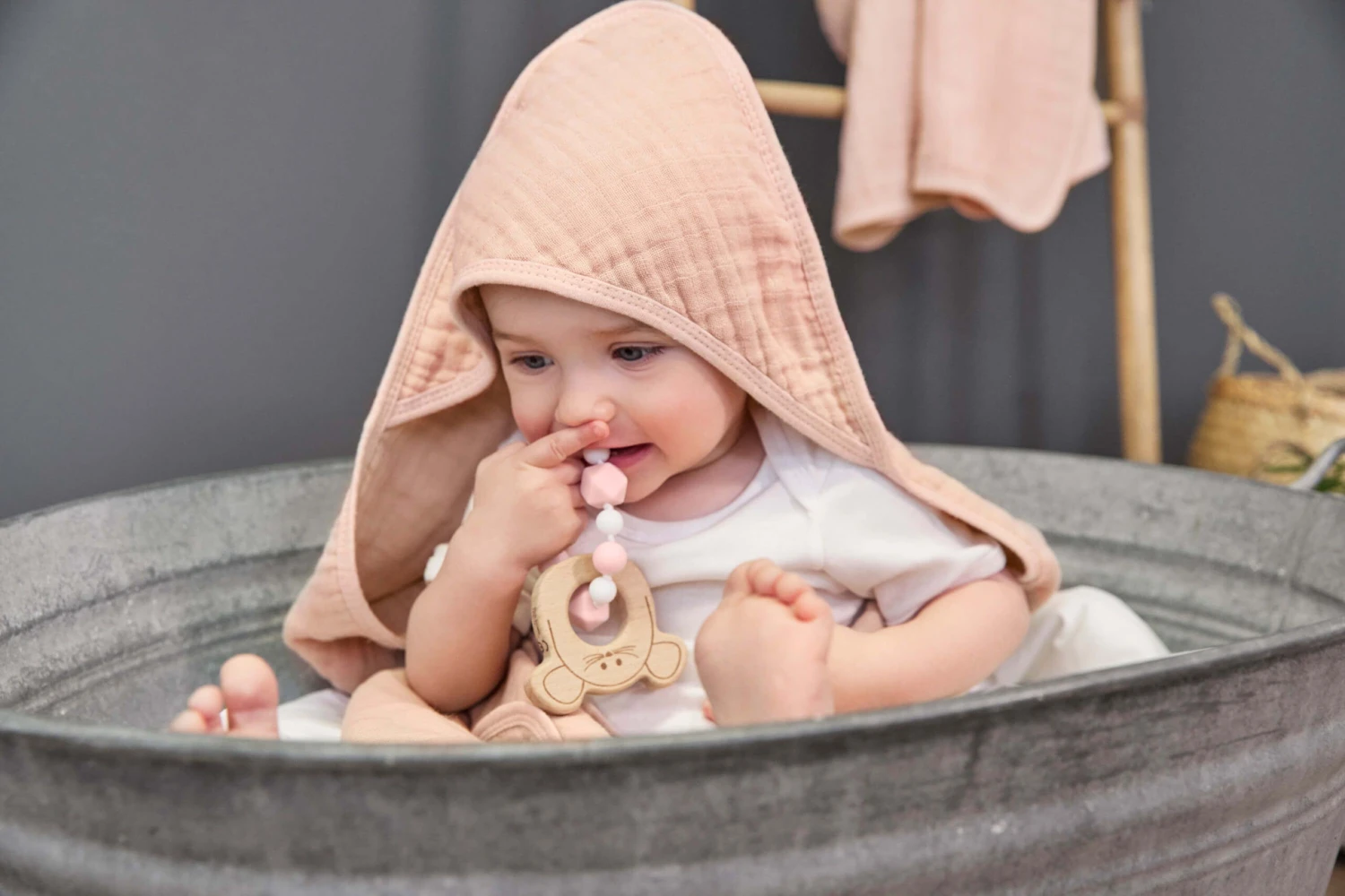 Cape De Bain En Gaze De Coton Rose Clair Lassig 4 Cape De Bain En Gaze De Coton Rose Clair Lassig - Image 2